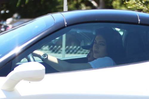 Kylie Jenner Weeps Over Range Rover Sale Makes Room For New Ferrari