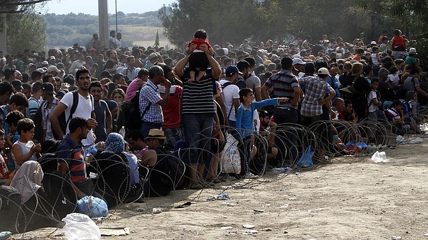 Thousands of migrants still trapped on Macedonian border