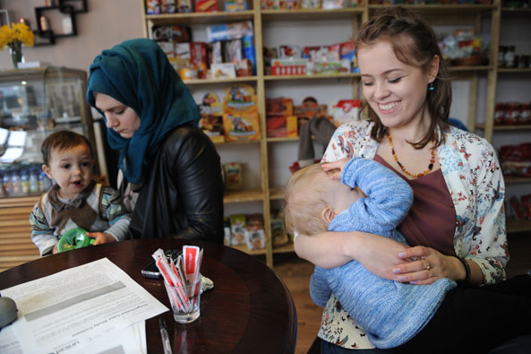 Mums and babies enjoying each other's company out and about. Unicef UK/2015/Mead