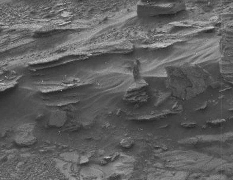 'Dark Lady' spotted in photo from NASA's Curiosity rover