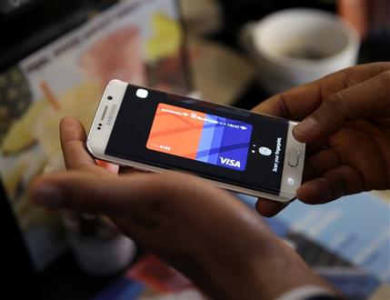 Samsung employee uses Samsung Pay at a coffee shop in New York