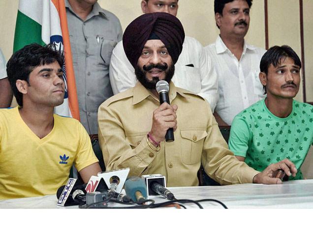 All-India Anti Terrorist Front chairman M.S. Bitta with Rakesh Sharma and Vikramjeet at the felicitation function in New Delhi