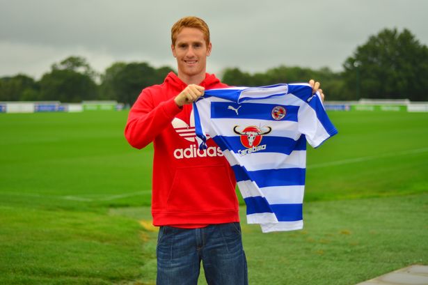 New Reading FC signing Alex Fernandez