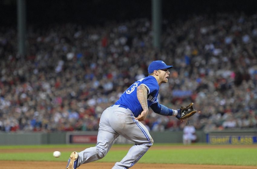 Yankees fan throws ball back nails Brett Gardner