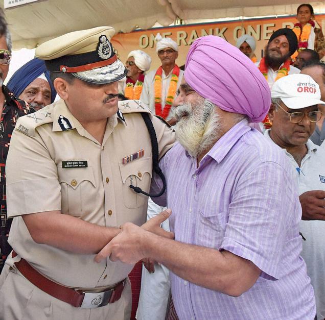 Joint Commissioner of Police MK Meena meets exservicemen
during their protest over the delay in implementation of the ‘One Rank One Pension’ in the capital on Tuesday. PTI