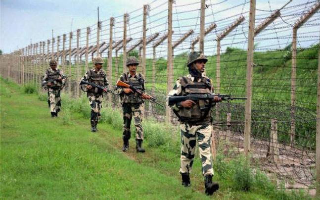 Indian soldires fire on Pakistan border in Kashmir