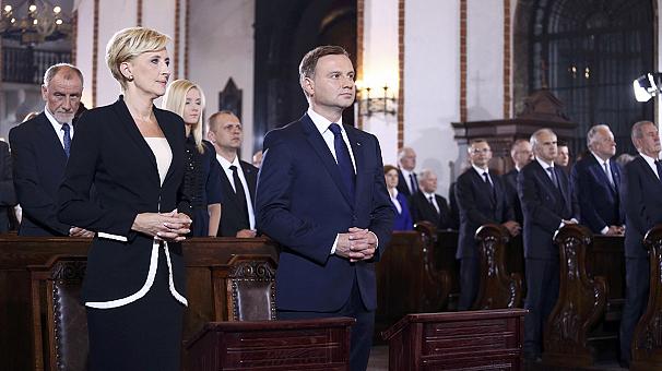 New Polish president sworn in and promises he’ll make good his election word