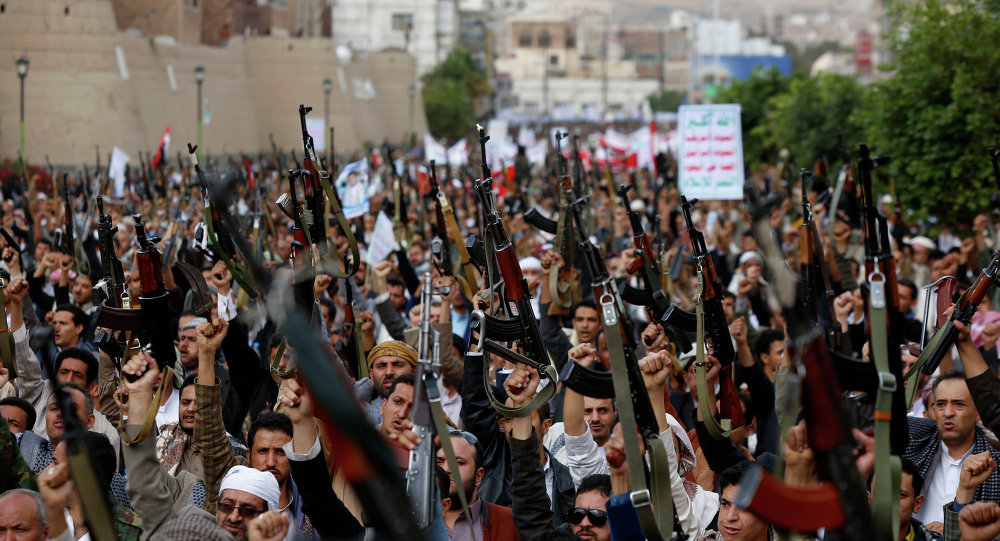 Pro-Hadi fighters, Houthis battle over Yemen's largest military base