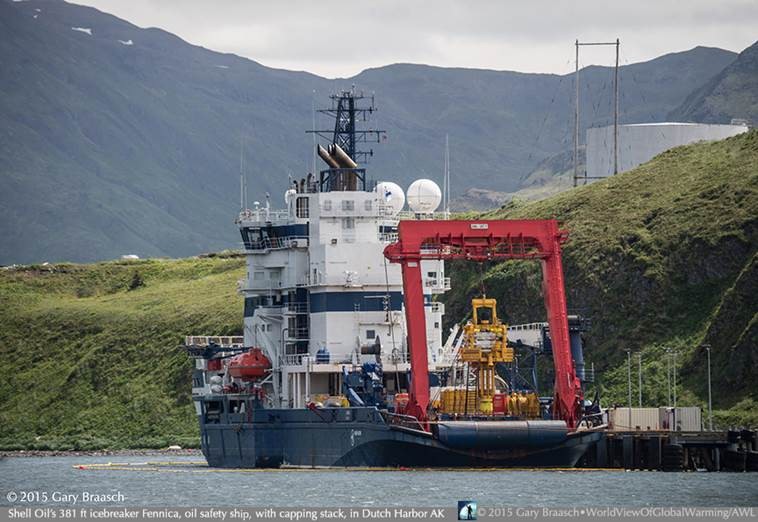 Shell icebreaker retreats after showdown with activists dangling off Portland