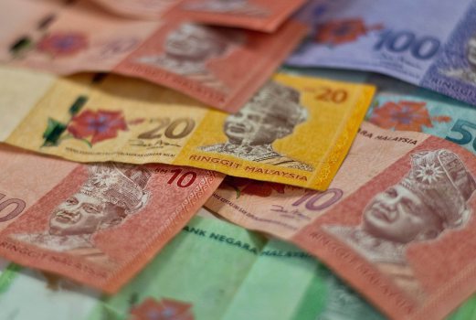 Malaysian Currency Slides Further on Political Woes, Slowing Growth