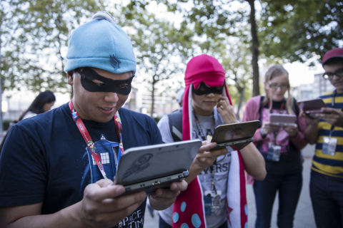 America gamers wait in line to attend Nindies@Night an exclu