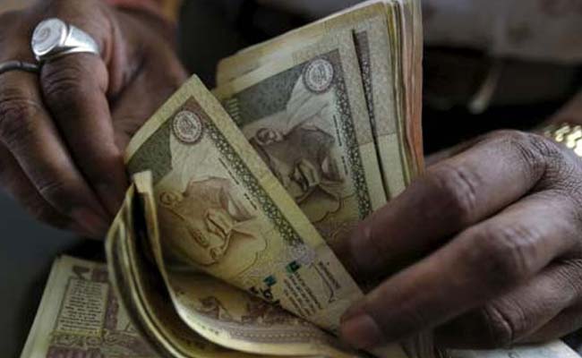 Rupee Falls To 2 Week Low Of 64.20  Dollar As China Devalues Yuan