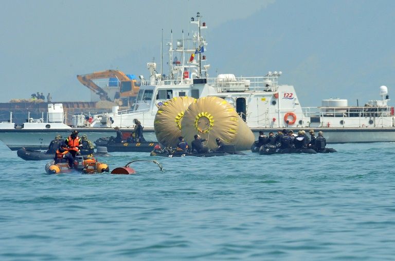 Salvage experts start survey of sunken S Korean ferry