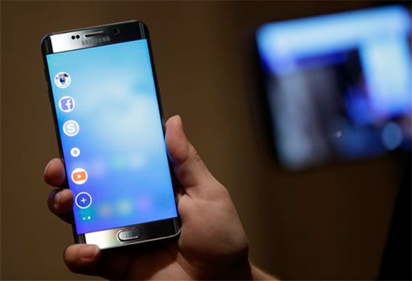 Samsung ramps up large-screen battle against Apple