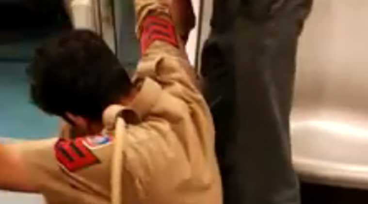 Delhi Metro Drunk cop Delhi Police Drunk Metro Viral video Delhi Metro Delhi Police Delhi cop drunk on Metro Delhi Metro drunk Delhi Metro viral video Drunk cop Delhi police viral video Social media