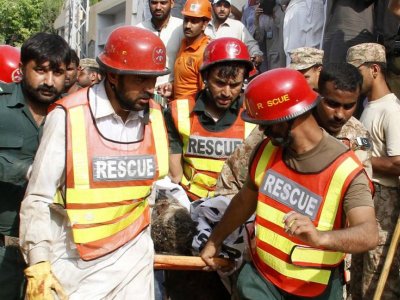 Rescue workers recover body after suicide bomb in Attock