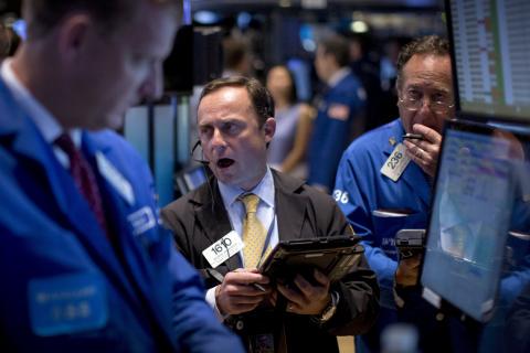 Fears over global slowdown hammer US stocks for 2nd day