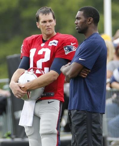 Tom Brady chats with Randy Moss during the Patriots&#39 join practice with the Saints in West Virginia