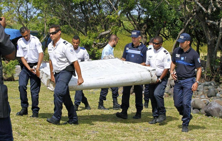 Searchers scour Reunion's shoreline for debris