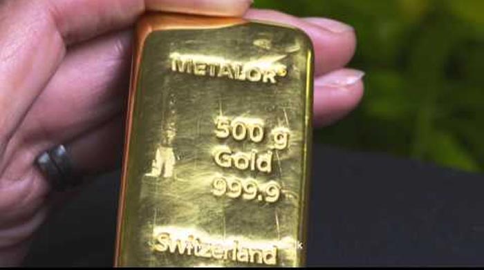 Teen finds gold bar while swimming in German lake