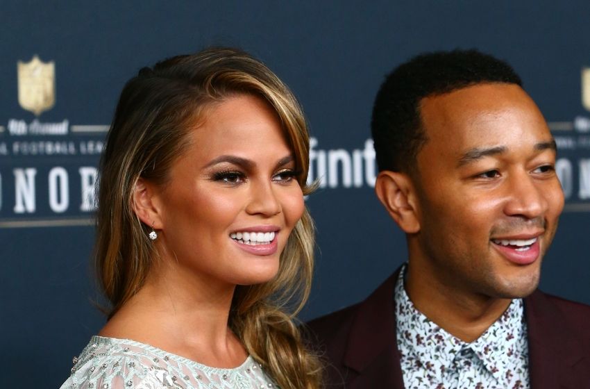 Chrissy Teigen is bad at doing the weather