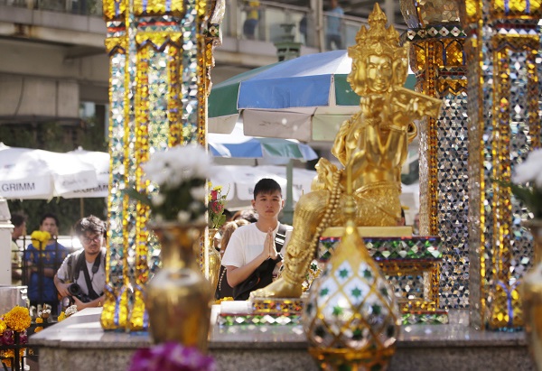 A man prays at the Erawan Shrine at Rajprasong intersection in Bangkok Thailand Wednesday Aug. 19 2015. The central Bangkok shrine reopened on Wednesday after Monday's bomb blast to the public as authorities searched for a man seen in a grainy