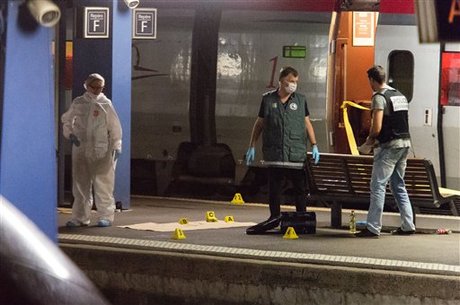 Gunman wounds three on French train