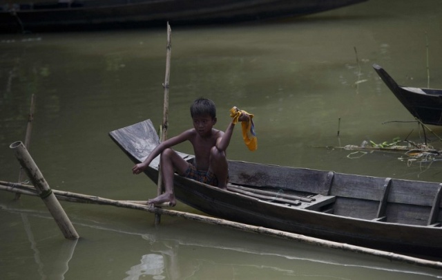 Myanmar villagers face floods with just sand bags for protection