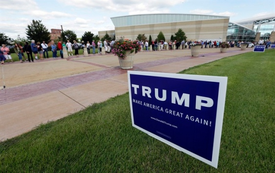 Donald Trump heads to Iowa rally