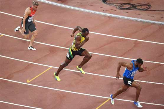 Britain's Mo Farah celebrates after winning the gold medal in the men's 10000m World Athletics Championships at the Bird's Nest stadium in Beijing Saturday Aug. 22 2015