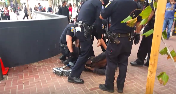 Fourteen San Francisco officers subdue a homeless man with one leg