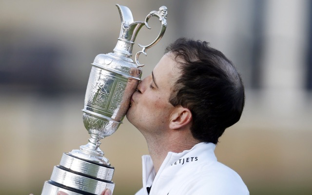 Zach Johnson kisses his prize