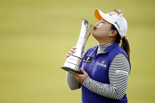 Park marks her latest major victory by kissing the trophy at Turnberry
Russell Cheyne  Action Images via Reuters