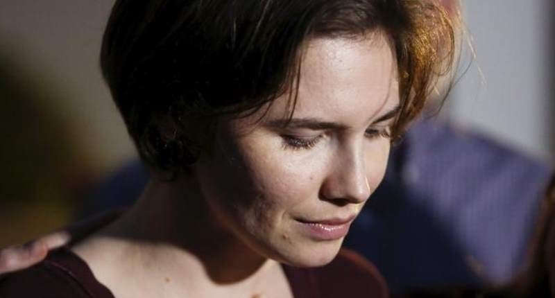 Amanda Knox talks to the press surrounded by family outside her mother's home in Seattle Washington