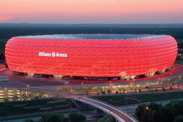 Bayern Munich set up training camp for Syrian refugees providing meals and