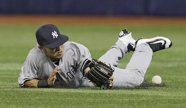 Yankees right fielder Rico Noel dives but can't hang on to a two-run single by the Rays&#39 J.P. Arencibia