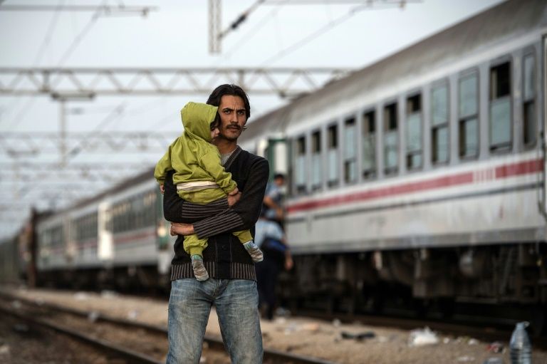 Emotional scenes as Croatians bring aid to departing migrants
