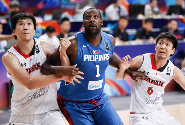 GILAS Pilipinas’ Andray Blatche gets entangled between two Japanese players in yesterday’s FIBA Asia Championship at Changsa Social Work College Gymnasium