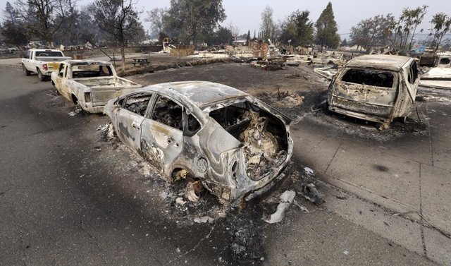 One dead, hundreds of Northern California homes burn in wildfires