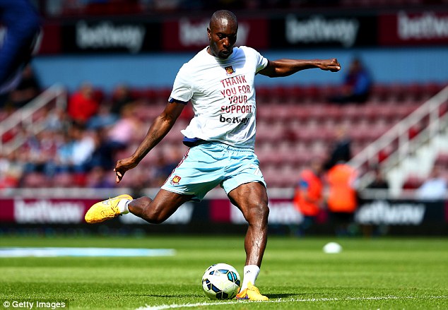 Former West Ham and Chelsea striker Carlton Cole will train with Celtic ahead of a potential move