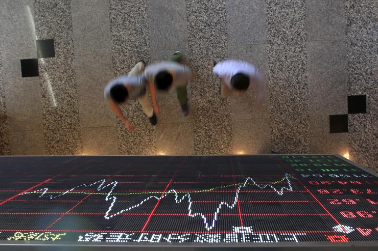 Asia shares held back by insipid Wall Street, dollar consolidates