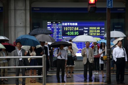 Chinese shares close lower on Tuesday