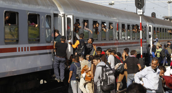 Migrants accumulate at Hungarian border with Serbia after Budapest brings in 