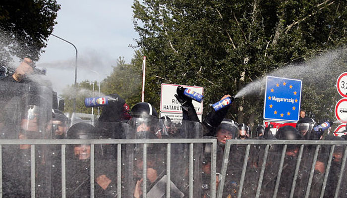 Hungary police fire tear gas at migrants at Serbia border