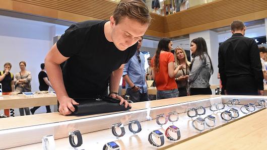 A customer at an Apple store in Moscow