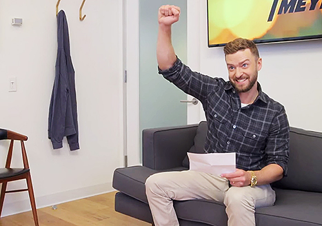 Justin Timberlake pitches theme song ideas to Seth Meyers