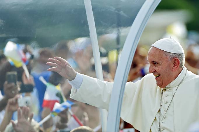 Pope Francis greeted massive crowds of fans and Catholic faithful Sunday as he arrived in his popemobile to give mass on Havana's iconic