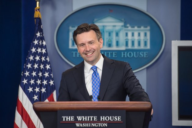 White House press secretary Josh Earnest said the decision on lifting the crude oil export ban should be left to the Commerce Department