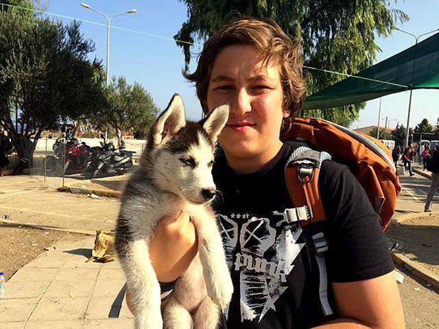 Syrian refugee carries dog 500km to safety