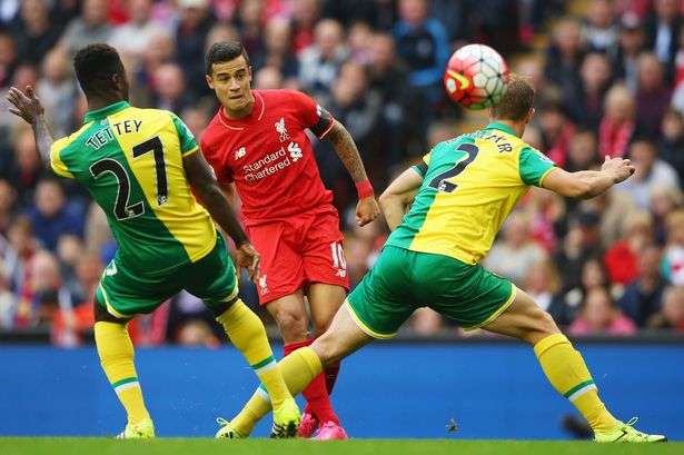 Philippe Coutinho of Liverpool shoots past Alexander Tettey and Steven Whittaker of Norwich City